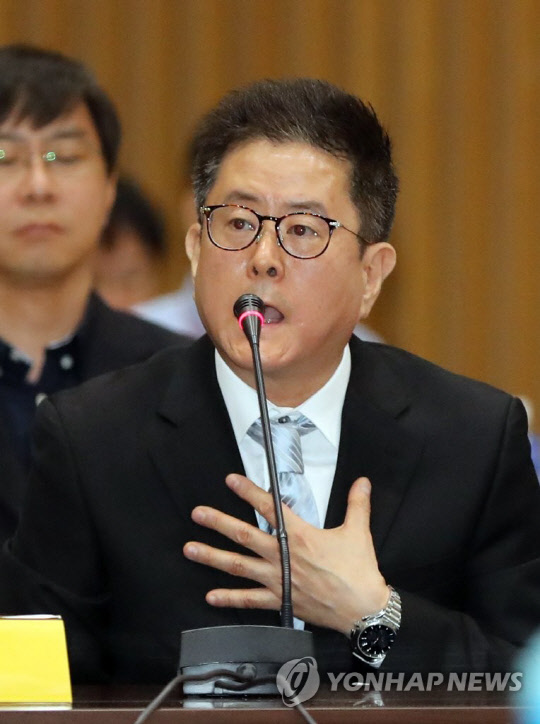 지난 2019년 8월 27일 서울시청 다목적홀에서 열린 '2019 가습기살균제참사 진상규명 청문회'에서 채동석 애경산업 대표이사 부회장이 질문에 답변을 하고 있다. 연합뉴스
